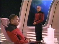 Picard weiht Sisko in seine Aufgabe ein.
