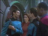 Dr. Julian Bashir lädt Jadzia Dax zum Essen ein.