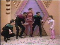 Die Figuren studieren das Spiel des Mädchens.