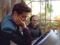 Bashir und Garak durchsuchen den Computer im Tozhat Umsiedlungszentrum.