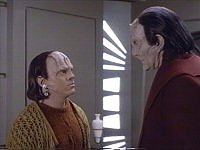 Kotran Pa'Dar begrüßt seinen Sohn.