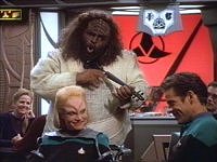 Melora und Bashir im Klingonischen Restaurant.