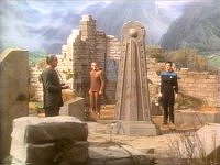 Man entdeckt einen seltsamen Obelisken.