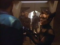 Bashir wird von E'Tyshra bedroht.