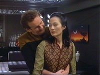 Keiko fühlt sich nicht wohl in den Armen ihres Mannes.