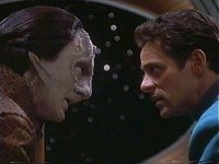 Garak erzählt Bashir, wer er war.