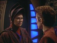 Vedek Winn enthüllt Kira ein furchtbares Geheimnis.
