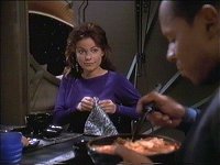 Sisko hat das Dabo-Mädchen Mardah zum Essen eingeladen.