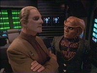 Odo und Quark sind zusammen eingesperrt.