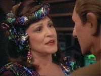 Lwaxana Troi besucht erneut die Station.
