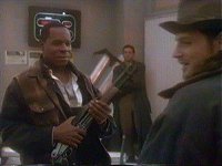 Sisko und Bashir müssen B.C. davon abhalten, eine Geisel zu töten