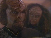 Worf lehnt Gowrons Angebot ab.