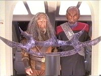 Kor und Worf überlassen das Schwert dem All.