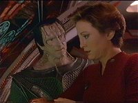 Kira und Dukat arbeiten zusammen an einer Lösung.