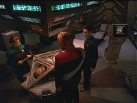 Worf besucht seinen schwer verletzten Bruder Kurn.
