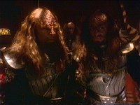 Worf und Kurn stehlen geheime Daten.