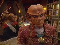 Quark erinnert sich an den Vorabend von Worfs Mission.