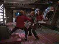 Worf schlägt Ch'Pok nieder.