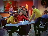 Koloth reizt Scotty und Chekov.