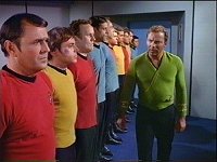 Kirk verhört die Crew, samt O'Brien und Bashir.