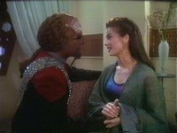 Worf redet sich mit Jadzia aus.