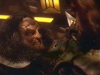 Worf fordert Martok heraus und gibt ihm so seinen Kampfesmut wieder