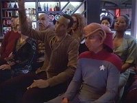 Sisko und Nog nehmen an einer Auktion teil.
