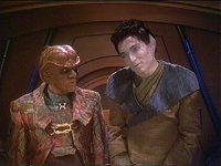 Quark stellt den Ferengi-Unterhändlern die Austauschware vor - Keevan.