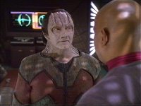 Sisko überredet Garak, ihm zu helfen