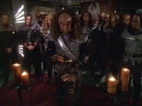 Kanzler Gowron verleiht Martok den Orden des Kahless.