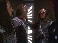 Martok möchte sofort eine Offensive mit der gesamten klingonischen Flotte beginnen.