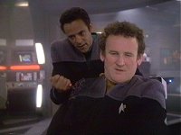 Miles gesteht Julian, dass er DS9 verlassen wird.