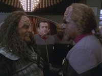 Worf nimmt das Angebot zum Föderationsbotschafter auf Qo'nos dankend an.