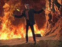 Dukat empfängt Sisko in den Feuerhöhlen.