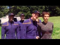 Die Crew der Enterprise betritt einen fremden Planeten.