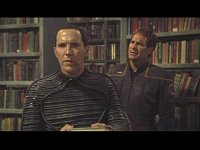 Daniels und Archer suchen in einer Bibliothek nach Antworten.