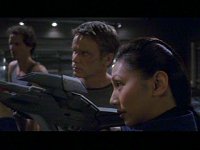 Hoshi zeigt den Siedlern, wie man mit Waffen umgeht.