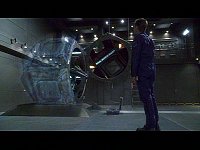 Trip versucht den Tarnmechanismus des Zellschiffes zu aktivieren.