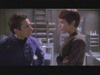 T'Pol bemerkt auch Malcolms seltsames Verhalten.