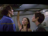 Hoshi versucht mit Archer und T'Pol zu kommunizieren.