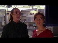 T'Pol entdeckt etwas seltsames an Phlox' Scans.