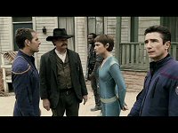 Archer stellt MacReady seiner Crew vor.
