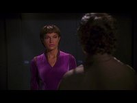 Phlox entdeckt T'Pol in der Shuttlestartbucht.