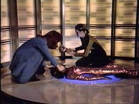Dr. Crusher versucht, Yarina zu retten
