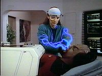 Die Energie überträgt sich auf Doktor Crusher