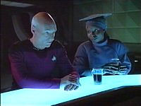 Picard holt sich Rat bei Guinan