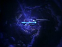 Die Enterprise fliegt in das Zentrum des Wirbels