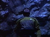 Geordi ist in einer Höhle gefangen.