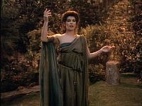 Troi als Göttin der Sinnlichkeit.