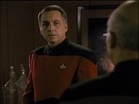 Picard gibt Captain Maxwell den Befehl, umzukehren